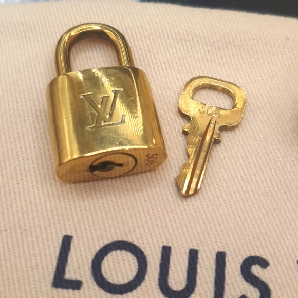LOUIS VUITTON LOCK/KEY🔐 # 306 W/ New Fashion Bag charm - Picture 3 of 7